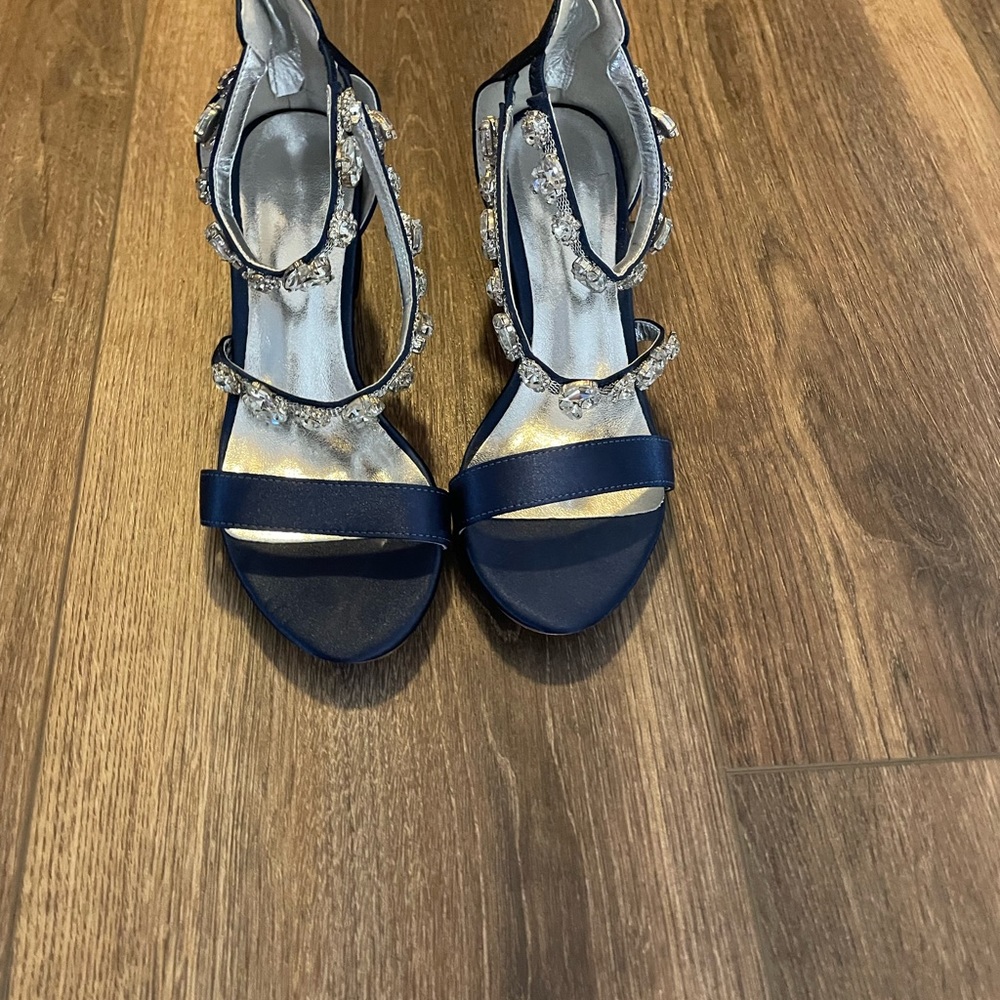 Very cute and comfortable navy blue and Cristal wrap around sandals worn once.